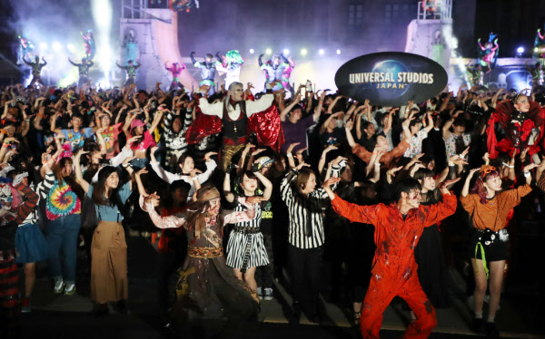 ゾンビと踊ろう Usj ハロウィーンイベント 日本経済新聞