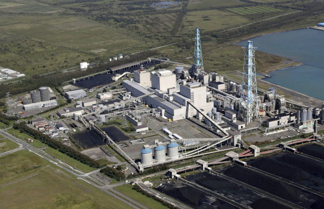 北海道電力の苫東厚真火力発電所(北海道厚真町)=共同 北海道電力の苫東厚真火力発電所(北海道厚真町)=共同