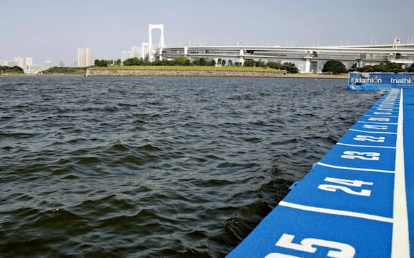 水質悪化でパラトライアスロンのスイムが中止に（東京・お台場海浜公園）=共同