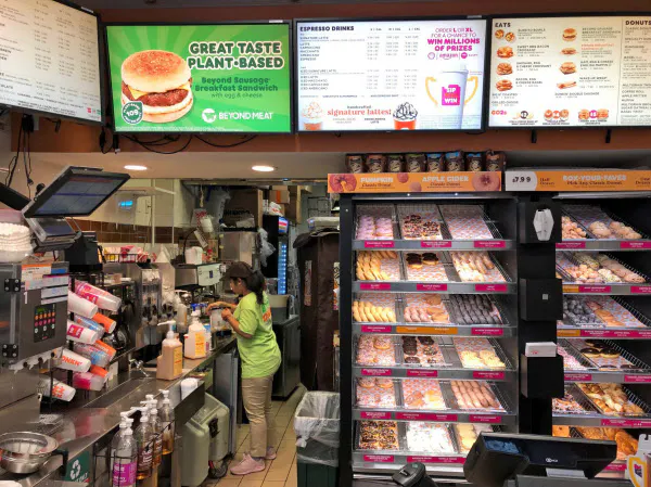 ダンキンは7月から米国の一部の店舗で、植物肉を挟んだ朝食用サンドイッチの販売を始めた(写真はニューヨークの店舗)