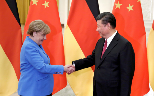 中国の人権問題にメルケル独首相(左)がどのような姿勢を示すのかが注目される=ロイター 中国の人権問題にメルケル独首相(左)がどのような姿勢を示すのかが注目される=ロイター