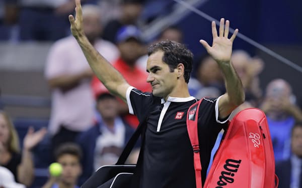 全米オープンの準々決勝で敗退後、手を振って観客の応援に感謝するフェデラー=AP