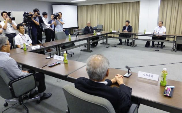 米軍普天間基地の辺野古移設を巡り開かれた有識者会議の初会合(6日午後、防衛省)=共同 米軍普天間基地の辺野古移設を巡り開かれた有識者会議の初会合(6日午後、防衛省)=共同