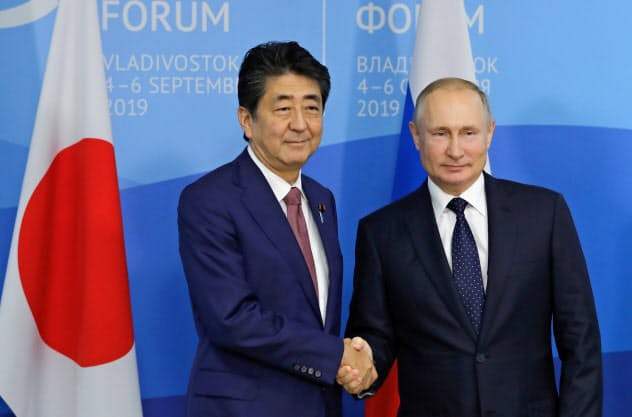 首脳会談は通算27回となった(5日、ウラジオストクでプーチン大統領(右)と握手する安倍首相)=ロイター 首脳会談は通算27回となった(5日、ウラジオストクでプーチン大統領(右)と握手する安倍首相)=ロイター