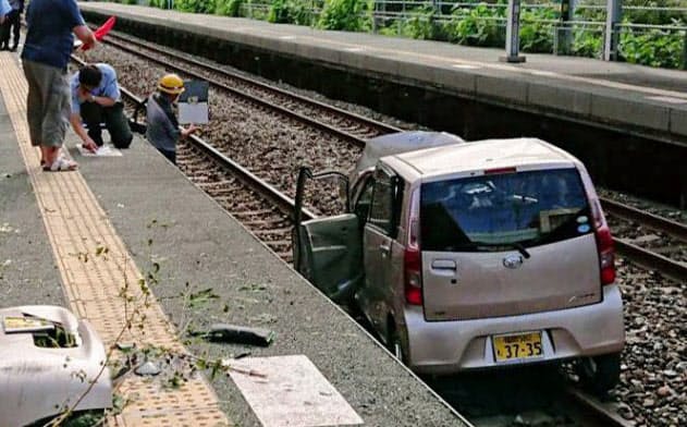 JR東福間駅構内の線路に転落した軽乗用車=6日、福岡県福津市(駅利用者提供)=共同 JR東福間駅構内の線路に転落した軽乗用車=6日、福岡県福津市(駅利用者提供)=共同
