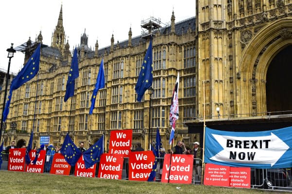 ロンドンの英議会前で早期のEU離脱を訴える市民ら=AP