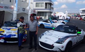 「ロードスター」の耐久レースに参戦したトヨタ自動車の豊田章男社長(左)とマツダの丸本明社長(7日、茨城県下妻市)
