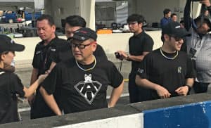 トヨタ自動車の豊田章男社長(前列左)は息子の大輔氏(同右)らとともにチームで耐久レースに参戦した(7日、茨城県下妻市)