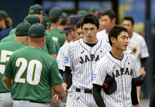 2次リーグ最終戦でオーストラリアに敗れ、健闘をたたえ合う佐々木(右から2人目)ら高校日本代表(7日、韓国・機張)=共同