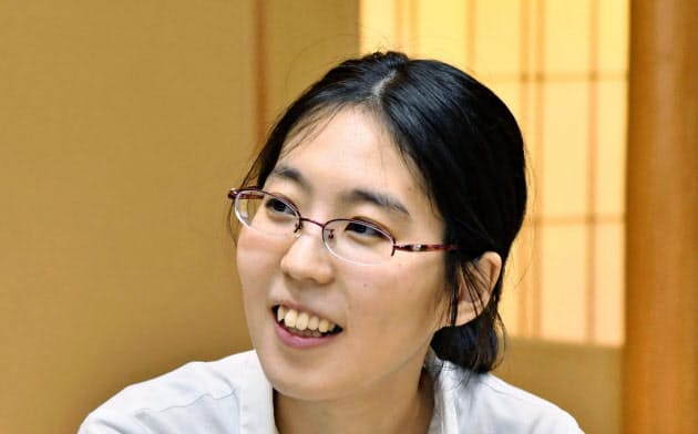 将棋の第1期清麗戦を制して史上初の女流六冠を獲得し、笑顔を見せる里見香奈新清麗(7日午後、金沢市)=共同 将棋の第1期清麗戦を制して史上初の女流六冠を獲得し、笑顔を見せる里見香奈新清麗(7日午後、金沢市)=共同