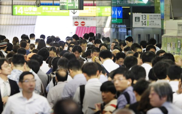 電車の運転が再開し始め、ホームへ向かう乗客などで混雑するJR新宿駅（9日午前）