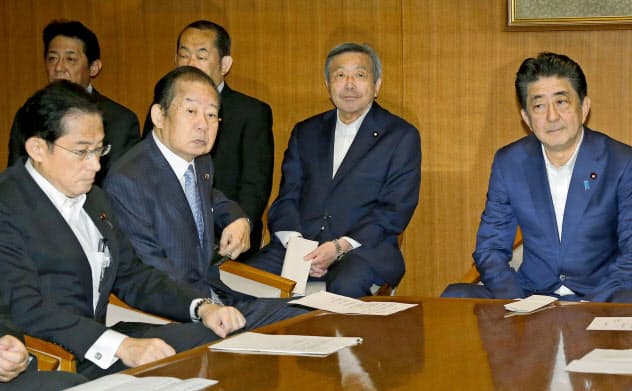 3日の自民党役員会に臨む安倍首相（右端）、岸田政調会長（左端）。首相は内閣改造・党役員人事で憲法改正シフトを狙う＝共同