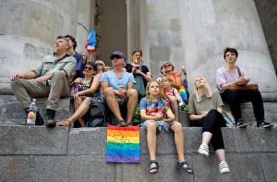 LGBTの権利を訴えてデモする市民(ポーランド・ワルシャワ、7月)=ロイター
