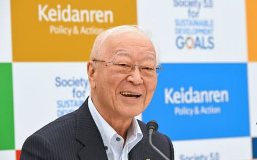 記者会見する経団連の中西宏明会長(9日、東京・大手町)