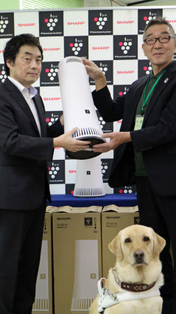 シャープ 盲導犬訓練所に除菌脱臭機寄贈 犬の臭い対策 日本経済新聞