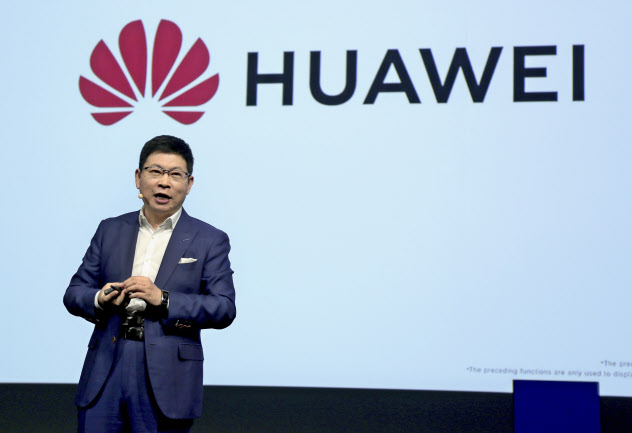 米国の制裁でファーウェイのスマホ販売に打撃が広がる見込み(6日、ベルリンで講演する消費者向け端末事業グループCEOの余承東氏)=AP 米国の制裁でファーウェイのスマホ販売に打撃が広がる見込み(6日、ベルリンで講演する消費者向け端末事業グループCEOの余承東氏)=AP