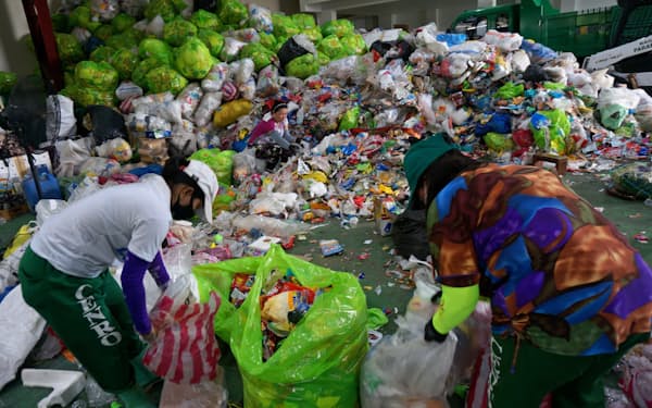 フィリピンで整備中のプラ再利用工場内では現在、ごみの分別作業が進む（パラニャーケ市）