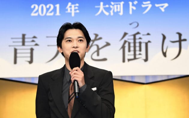 2021年の大河ドラマの主演に抜てきされ、記者会見する吉沢亮さん(9日午後、東京・渋谷のNHK放送センター)=共同 2021年の大河ドラマの主演に抜てきされ、記者会見する吉沢亮さん(9日午後、東京・渋谷のNHK放送センター)=共同