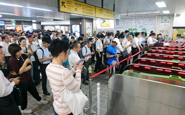台風15号の影響で首都圏のJR在来線で「計画運休」が実施され、新浦安駅で運転再開を待つ人たち（9日）=共同