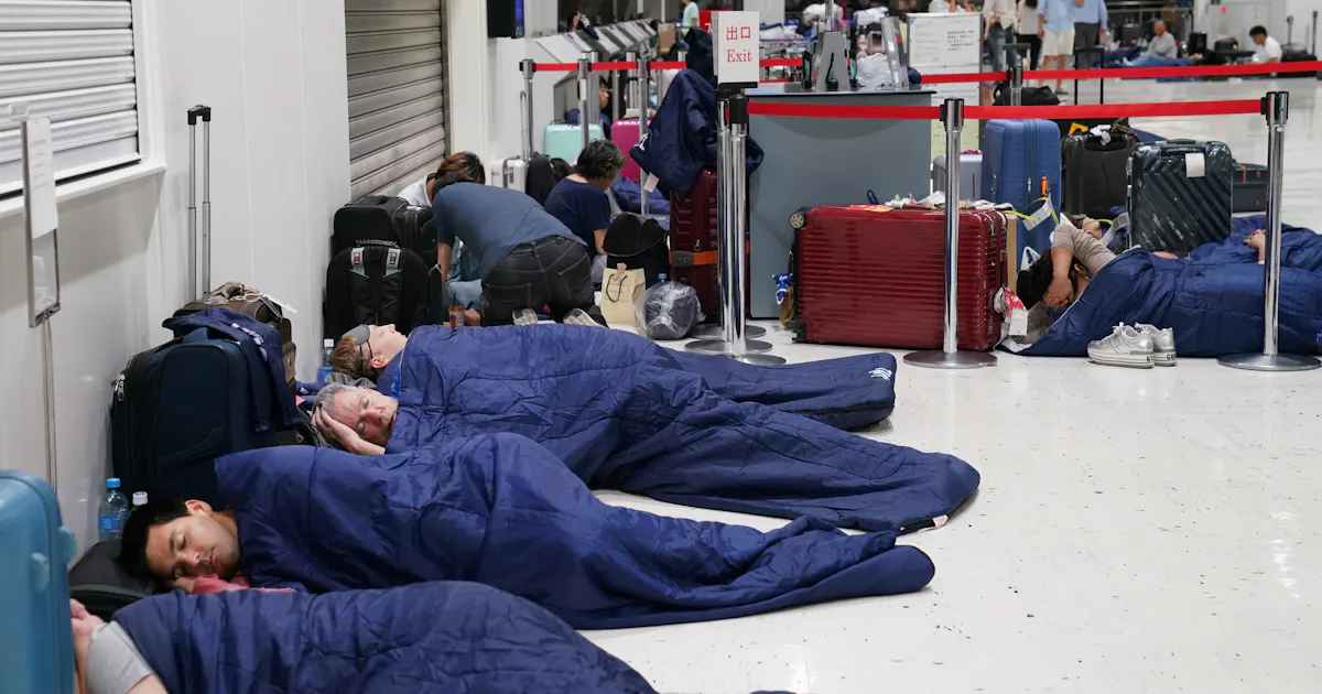 陸の孤島 成田空港 1万人夜明かし 台風15号 日本経済新聞 陸の孤島 成田空港 1万人夜明かし 台風15号 日本経済新聞