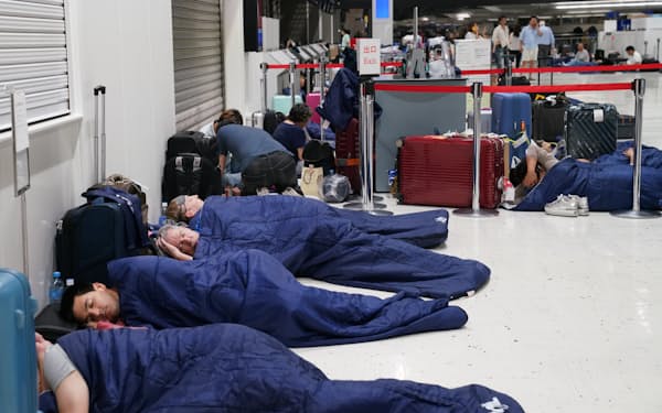 寝袋で一夜を過ごす成田空港の利用客(9日夜)