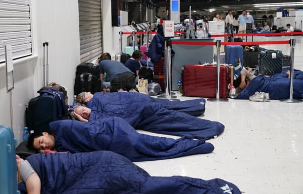 寝袋で一夜を過ごす成田空港の利用客(9日夜)