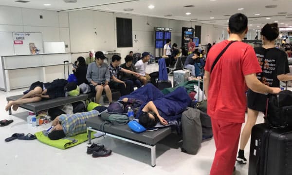 通路やソファで横になる人たち(10日午前7時ごろ)