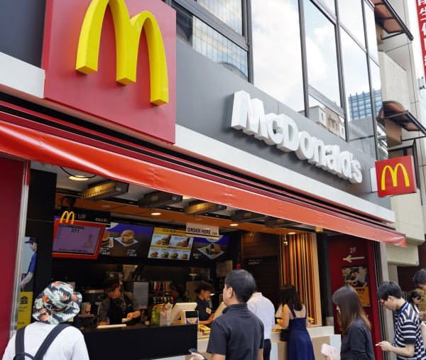 マクドナルドでは、店内と持ち帰り時の税込み価格を統一する