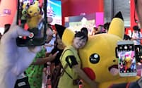 中国ではキャラクターとのふれあいを楽しむファンが目立った（8月、上海市）