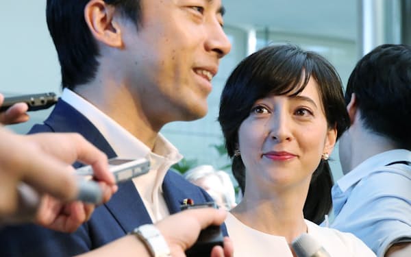 安倍首相に結婚すると報告し、取材に応じる小泉進次郎氏(左)と滝川クリステルさん（8月7日、首相官邸）