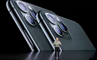 「Pro」は3つのカメラで広角で撮影をしたり、より解像度の高い写真を撮ったりできるようにした(10日、クパチーノ)=ロイター
