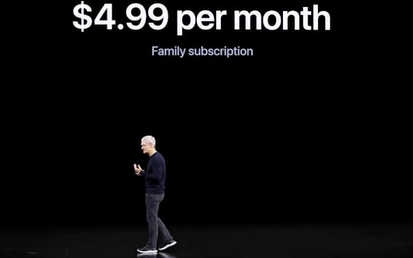 「アップルTV」は月4.99ドルでひとつのアカウントを家族で使うことができる（10日、クパチーノ）=ロイター