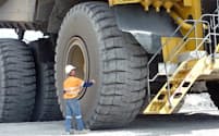 ブリヂストンは鉱山などで稼働する超大型ダンプトラック向けのタイヤにセンサーを搭載し状況をモニターしている
