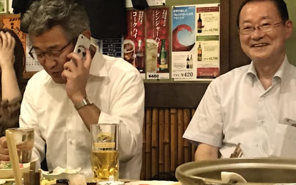 武田良太氏は10日夜、居酒屋にいるときに入閣を伝えられた(左)。隣は同じ二階派の河村建夫会長代行
