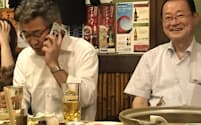 武田良太氏は10日夜、居酒屋にいるときに入閣を伝えられた(左)。隣は同じ二階派の河村建夫会長代行