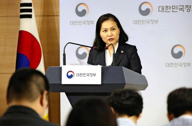 ソウル市内でWTO提訴について記者会見する韓国産業通商資源省の兪明希通商交渉本部長(11日)=聯合・共同 ソウル市内でWTO提訴について記者会見する韓国産業通商資源省の兪明希通商交渉本部長(11日)=聯合・共同