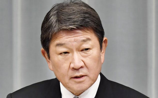 記者会見する茂木敏充外相(11日夜、首相官邸)=共同 記者会見する茂木敏充外相(11日夜、首相官邸)=共同