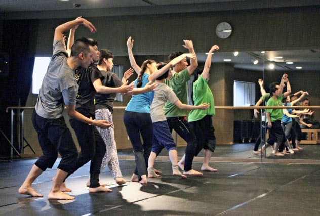 北九州芸術劇場が企画・制作したダンス作品の稽古風景(8月29日、北九州市)=共同 北九州芸術劇場が企画・制作したダンス作品の稽古風景(8月29日、北九州市)=共同