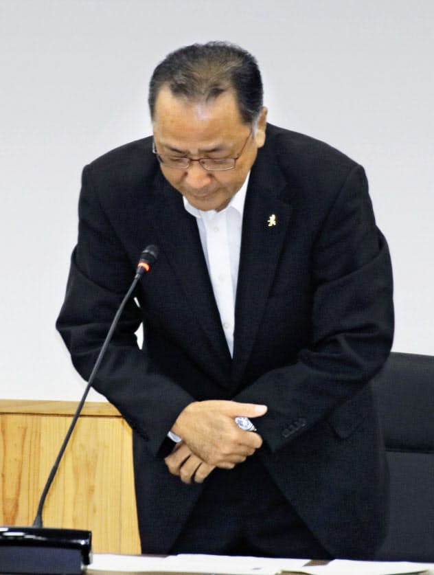 女児死亡事件の対応について謝罪する鹿児島県出水市の椎木伸一市長(12日、出水市役所)=共同 女児死亡事件の対応について謝罪する鹿児島県出水市の椎木伸一市長(12日、出水市役所)=共同