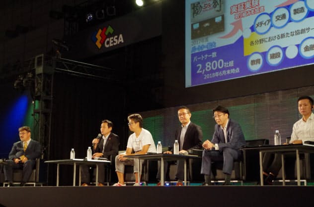 「ゲーム業界ともコラボを進めていきたい」と語るNTTドコモの5Gイノベーション推進室長の中村武宏執行役員(左から2人目、12日午前、千葉市)