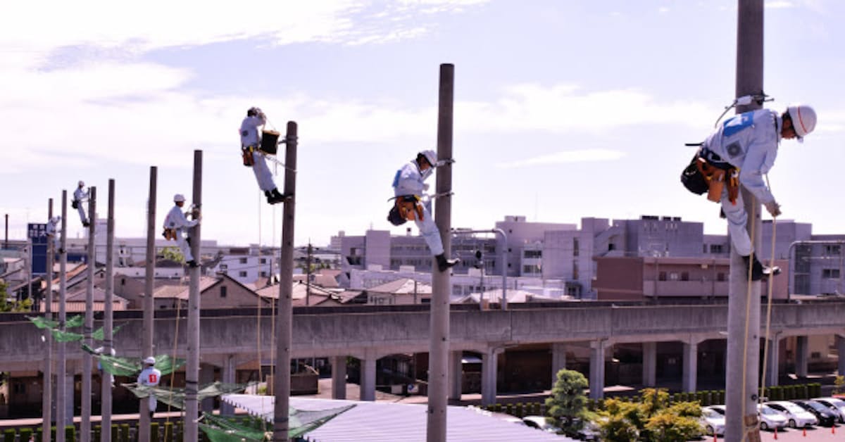 トーエネック新入社員 電柱に登り研修成果披露 日本経済新聞