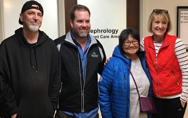 腎臓交換による移植手術の数週間後の2019年3月、4人はシアトルの病院で集合した。（左から）腎臓移植を受けたダグラスさん、単独ドナーとして腎臓を提供したスティーブさん、アラスカ出身のデビーさん、ダグラスさんのペアドナーとなったウェンディーさん