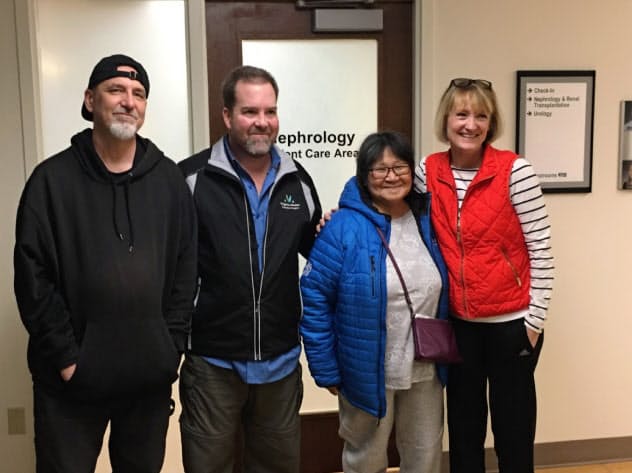 腎臓交換による移植手術の数週間後の2019年３月、４人はシアトルの病院で集合した。（左から）腎臓移植を受けたダグラスさん、単独ドナーとして腎臓を提供したスティーブさん、アラスカ出身のデビーさん、ダグラスさんのペアドナーとなったウェンディーさん