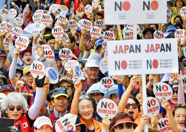 ソウル中心部で開かれた日本の輸出規制措置の撤回や安倍政権を批判する集会の参加者(8月13日)=共同 ソウル中心部で開かれた日本の輸出規制措置の撤回や安倍政権を批判する集会の参加者(8月13日)=共同