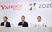 記者会見する（右から）ZOZO創業者の前沢氏、沢田社長、ヤフーの川辺社長（12日、東京都目黒区）
