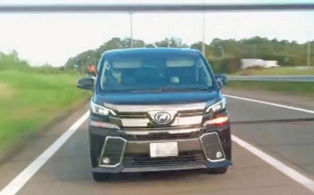 あおり運転をして、エアガンのようなものを発射したワゴン車(8日午前、愛知県内の東名高速道路。被害者男性提供、ナンバープレートを画像加工しています)=共同 あおり運転をして、エアガンのようなものを発射したワゴン車(8日午前、愛知県内の東名高速道路。被害者男性提供、ナンバープレートを画像加工しています)=共同