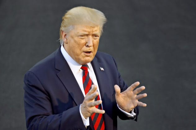 トランプ米大統領は北朝鮮の金正恩委員長との個人的関係の構築を重視している(12日、ワシントン)=AP トランプ米大統領は北朝鮮の金正恩委員長との個人的関係の構築を重視している(12日、ワシントン)=AP