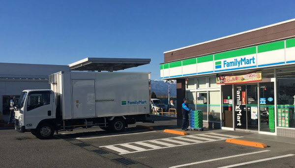 ファミマ アマゾンロッカー に託す3つの効果 日本経済新聞 ファミマ アマゾンロッカー に託す3つの効果 日本経済新聞