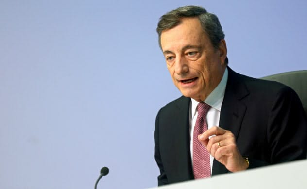 独仏の反対にもかかわらず量的緩和を再開するドラギECB総裁(12日の記者会見=ロイター) 独仏の反対にもかかわらず量的緩和を再開するドラギECB総裁(12日の記者会見=ロイター)