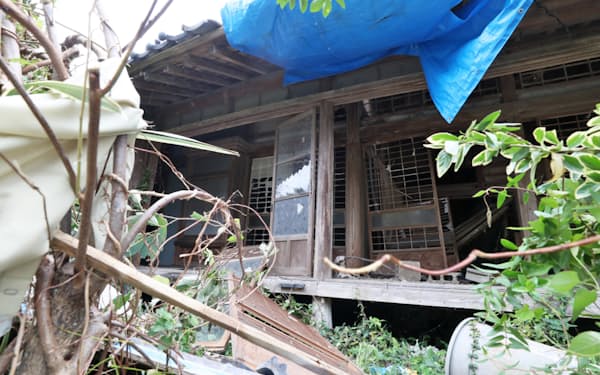 台風15号の被害を受けた家屋（13日午前、千葉県南房総市）